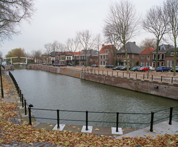 843074 Gezicht over de gerestaureerde Oude Sluis te Vreeswijk (gemeente Nieuwegein), vanaf de Dorpsstraat bij de ...